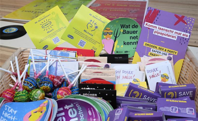 Ein Bauchladen voller Dinge für eine unbeschwerte Partynacht