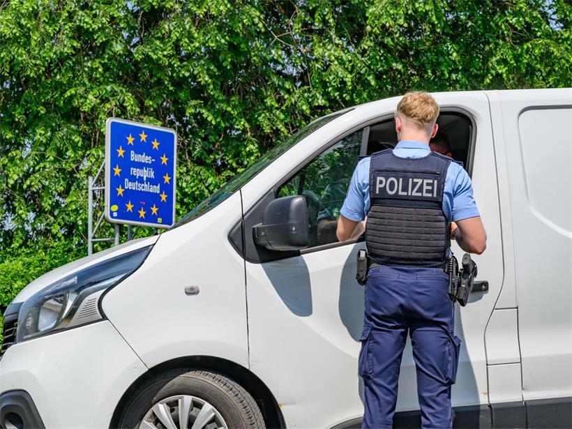 Ein Beamter der Bundespolizei hat den Fahrer eines Kleintransporters gestoppt
