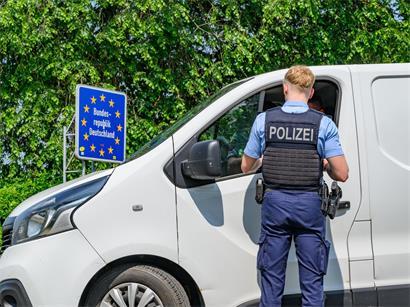Ein Beamter der Bundespolizei hat den Fahrer eines Kleintransporters gestoppt