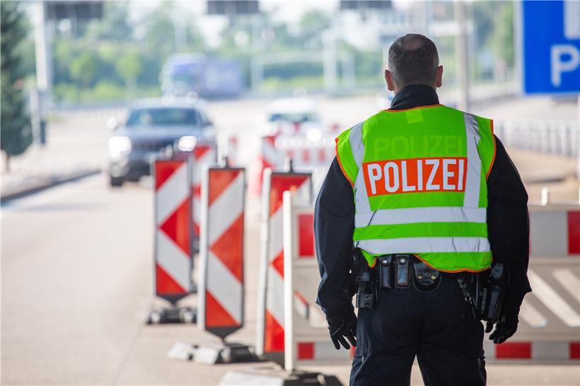 Ein Beamter der Bundespolizei steht am Grenzübergang Weil an der A5. Die Grenzkontrollen an einigen deutschen Außengrenzen sind ab dem heutigen Samstag gelockert, die Einreise aus der Schweiz ist nun einfacher möglich
