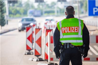 Ein Beamter der Bundespolizei steht am Grenzübergang Weil an der A5. Die Grenzkontrollen an einigen deutschen Außengrenzen sind ab dem heutigen Samstag gelockert, die Einreise aus der Schweiz ist nun einfacher möglich
