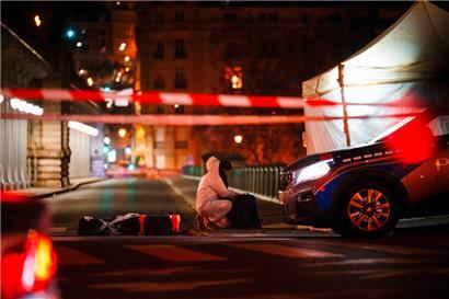 Ein Beamter der französischen Kriminalpolizei am Tatort
