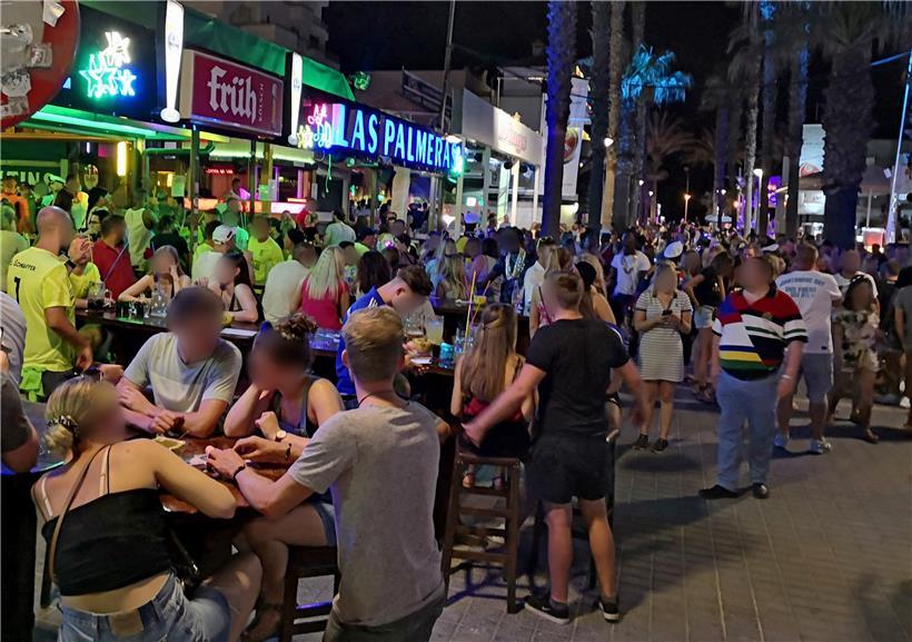 Ein Beispiel für den treffenden Einsatz des Begriffs: die Feiernden am Ballermann in Mallorca
