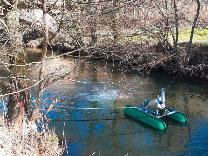 Ein Belüfter führt dem verschmutzten Wasser Sauerstoff zu
