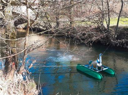 Ein Belüfter führt dem verschmutzten Wasser Sauerstoff zu
