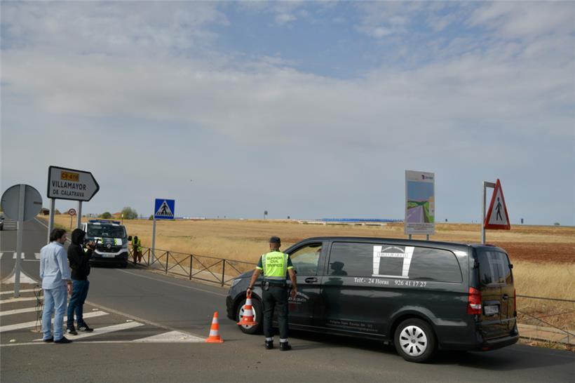 Ein Bestattungswagen steht auf der Straße nach Villamayor de Calatrava. In der Nähe des spanischen Ortes sind drei Menschen erschossen und drei verletzt worden, wie die Nachrichtenagentur Europa Press berichtet.
