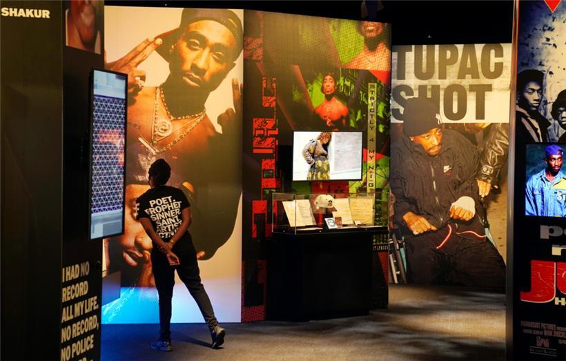 Ein Besucher betrachtet Anfang 2022 eine Multimedia-Ausstellung über das Leben des verstorbenen Rappers Tupac Shakur
