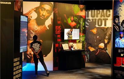 Ein Besucher betrachtet Anfang 2022 eine Multimedia-Ausstellung über das Leben des verstorbenen Rappers Tupac Shakur
