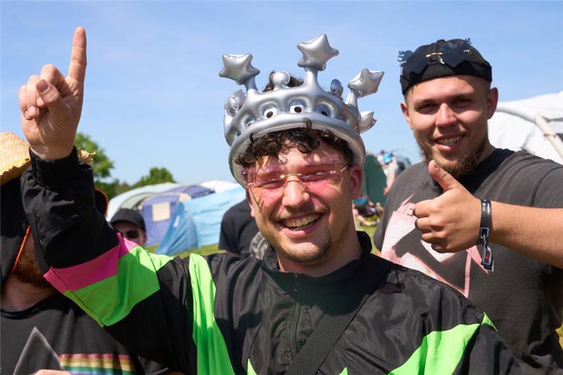 Ein Besucher des Campinggeländes von „Rock am Ring“ trägt eine Krone
