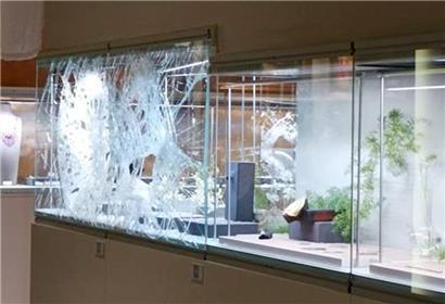Ein Besucher hat dem Tageblatt dieses Foto einer zertrümmerten Vitrine zur Verfügung gestellt.
