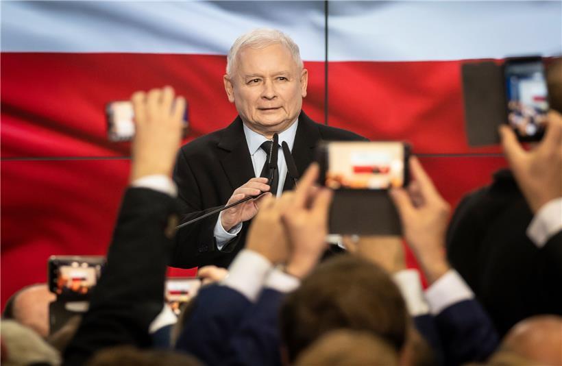 Ein Bild aus Zeiten ohne Corona: Kaczynski, der starke Mann der PiS, wollte sich im Schatten der Krise seinen Handlanger-Präsidenten bestätigen lassen – die Wahl wurde nun verschoben 
