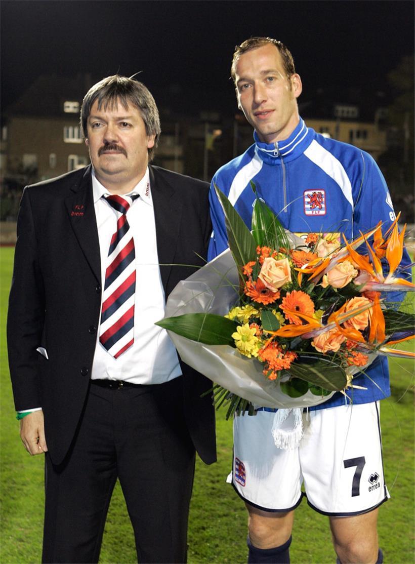 Ein Bild aus dem Jahr 2006: FLF-Präsident Paul Philipp überreichte Jeff Strasser einen Blumenstrauß für seinen 75. Länderspieleinsatz
