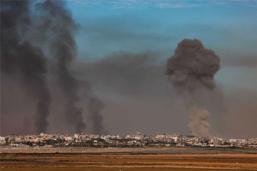 Ein Bild aus dem Süden Israels nahe der Grenze zum Gazastreifen vom 10. Dezember zeigt Rauch, der über dem nördlichen Teil der palästinensischen Enklave aufsteigt, während die Kämpfe zwischen Israel und der palästinensischen Hamas-Bewegung andauern

