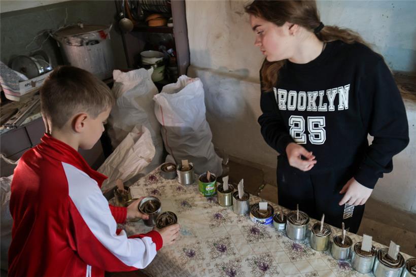 Ein Bild aus dem ukrainischen Pohreby: Nazar und Yeva haben einen Prozess entwickelt, um Lampen aus Blechdosen für die ukrainischen Streitkräfte herzustellen
