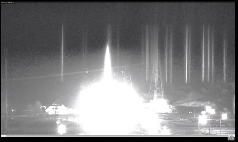 Ein Bild aus einem Livestream der Atomaufsichtsbehörde von Saporischschja zeigt mehrere Explosionen in einem ukrainischen Atomkraftwerk in Saporischschja, die durch russischen Beschuss verursacht wurden
