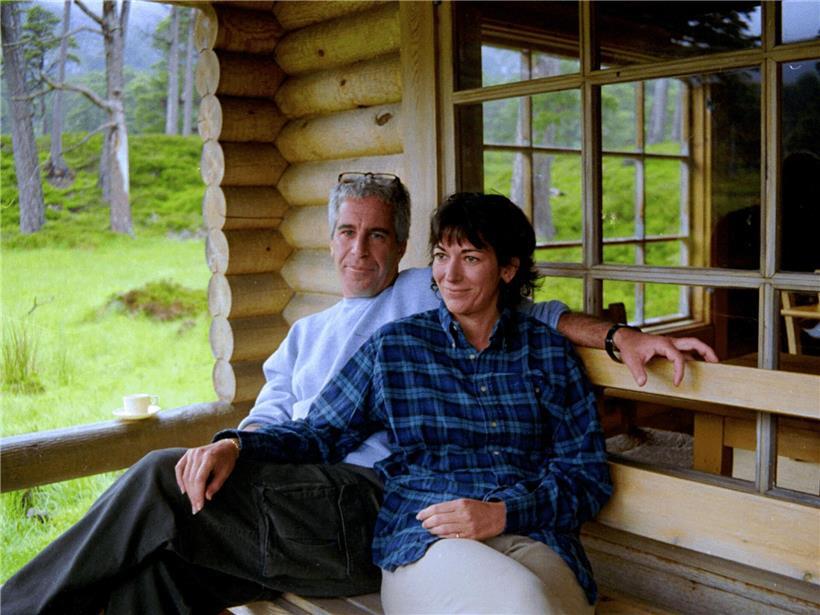 Jeffrey Epstein und Ghislaine Maxwell auf einem historischen Foto, bekannt aus dem Skandal um Sexualstraftaten