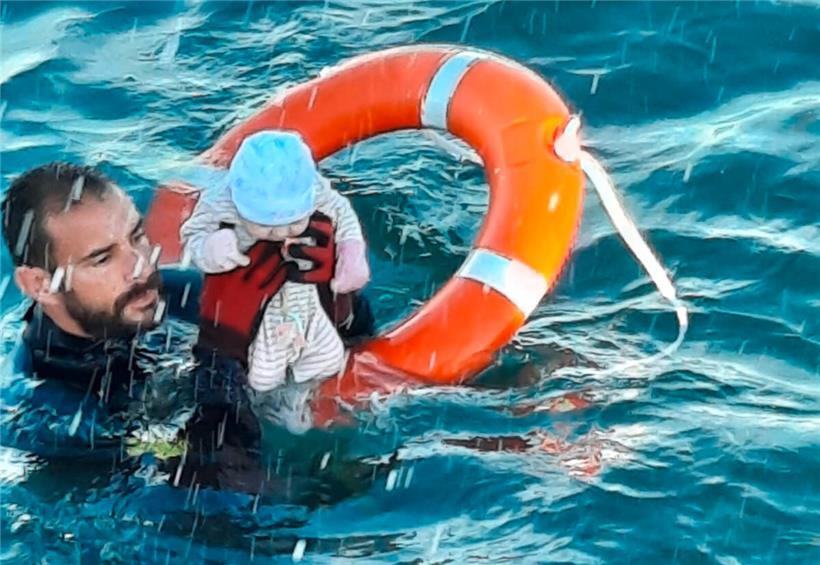 Ein Bild, das offenbar um die Welt geht: Ein spanischer Polizist rettet ein Baby aus dem eiskalten Meer
