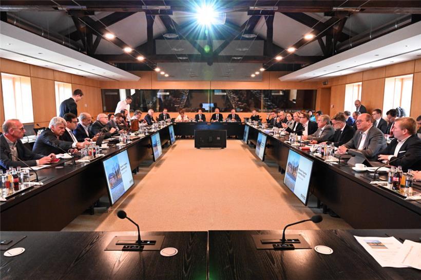 Ein Bild der September-Tripartite vom letzten Jahr: Am Freitag findet das erste Treffen dieses Jahres zwischen Regierung und Sozialpartnern in Senningen statt
