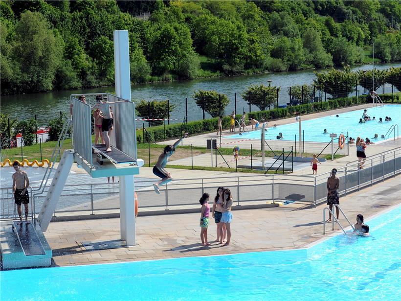 Ein Bild der Vergangenheit: Weite Schwimmshorts müssen in Grevenmacher aus Hygienegründen draußen bleiben