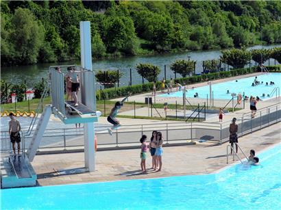 Ein Bild der Vergangenheit: Weite Schwimmshorts müssen in Grevenmacher aus Hygienegründen draußen bleiben