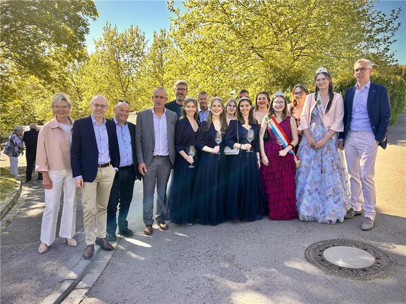 Weinköniginnen und Prinzessinnen in traditioneller Tracht beim Proufdag-Fest feiern gemeinsam regionale Weintradition