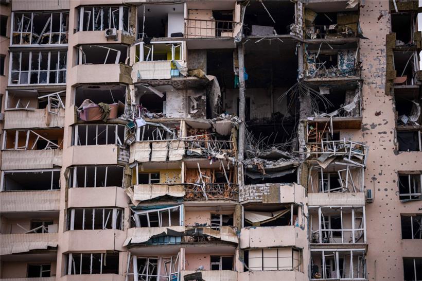 Ein Bild vom 4. März aus Tschernihiw: 47 Menschen starben, als am Vortag die russischen Invasionstruppen Wohnhäuser und eine Schule in der im Norden gelegenen ukrainischen Stadt bombardierten. 
