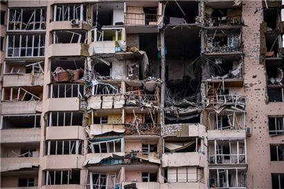 Ein Bild vom 4. März aus Tschernihiw: 47 Menschen starben, als am Vortag die russischen Invasionstruppen Wohnhäuser und eine Schule in der im Norden gelegenen ukrainischen Stadt bombardierten. 
