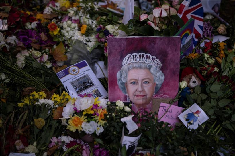 Ein Bild von Königin Elizabeth II. ist am Sonntag neben Blumen im Green Park in der Nähe des Buckingham Palace zu sehen, 
