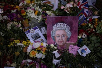 Ein Bild von Königin Elizabeth II. ist am Sonntag neben Blumen im Green Park in der Nähe des Buckingham Palace zu sehen, 
