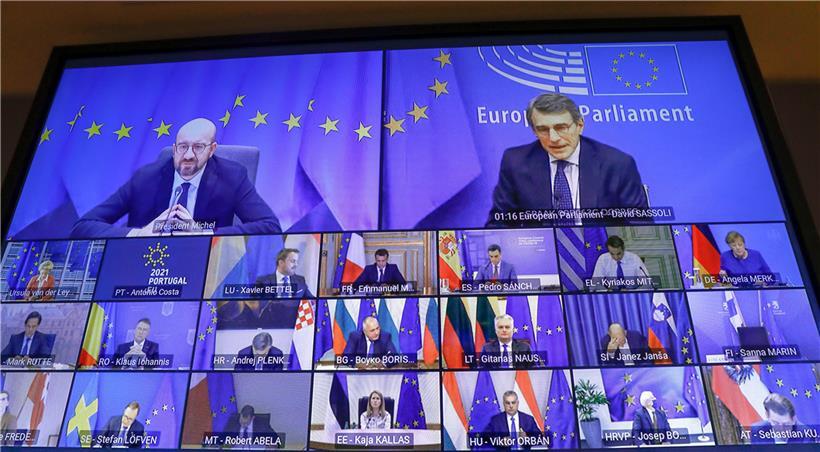 Ein Bildschirm zeigt Charles Michel (l, oben), Präsident des Europäischen Rates, der per Video an einem EU-Sondergipfel der Staats- und Regierungschefs zur Corona-Pandemie im Europäischen Rat teilnimmt

