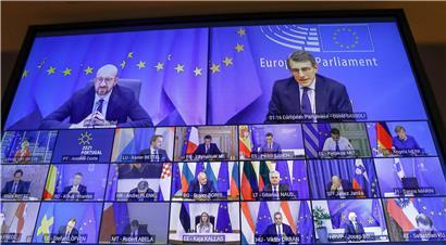 Ein Bildschirm zeigt Charles Michel (l, oben), Präsident des Europäischen Rates, der per Video an einem EU-Sondergipfel der Staats- und Regierungschefs zur Corona-Pandemie im Europäischen Rat teilnimmt

