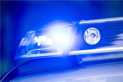 Ein Blaulicht leuchtet an einer Polizeistreife
