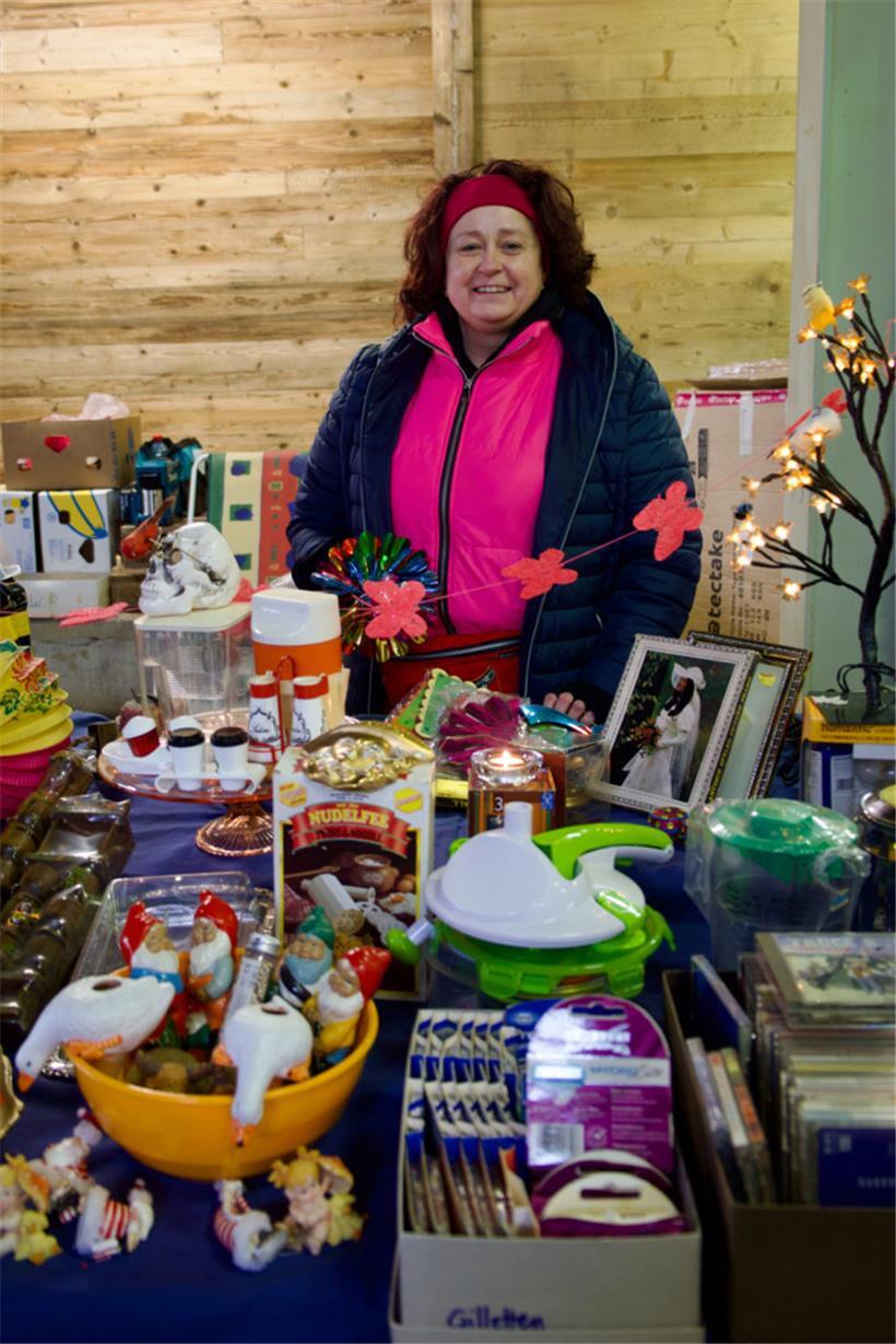 Ein Blick auf Francines Stand, voller improvisierter Schätze und persönlicher Gegenstände

