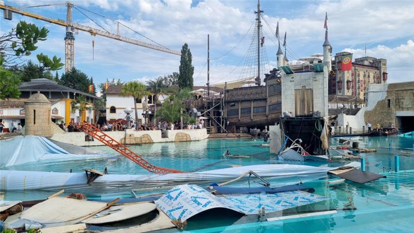 Ein Blick auf das Areal der „High-Diving-Show Retorno dos Piratas“ und das Becken der Attraktion „Atlantica SuperSplash“ nach dem Unfall am Montag
