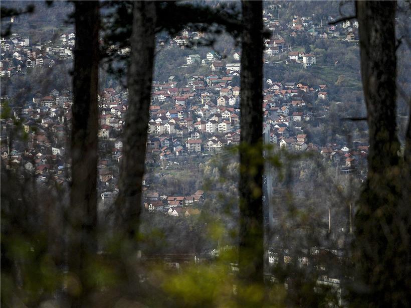 Anhügel mit Scharfschützen-Posten im Bosnien-Krieg, Blick auf Sarajevo unter Beschuss aus erhöhten Positionen