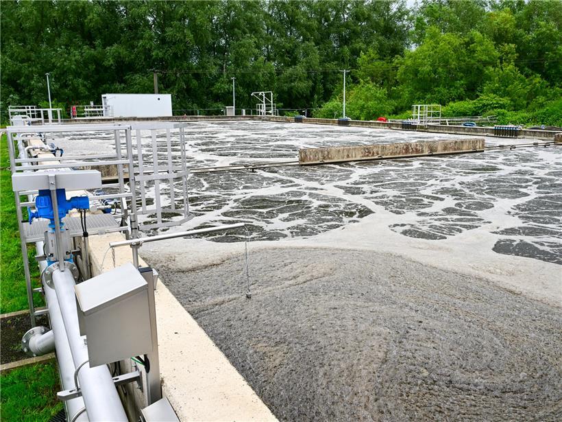 Moderne Klärbecken der SIVEC-Abwasseranlage in Schifflingen bei klarem Himmel sichtbar