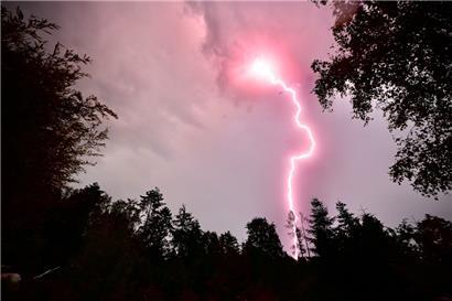 Ein Blitz am Himmel über Düdelingen am Samstagabend
