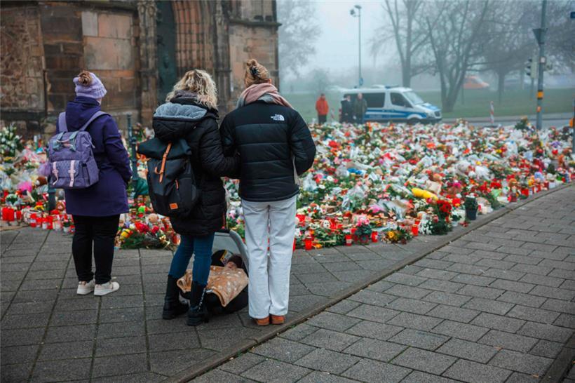 Ein Blumenmeer erinnert am Fuß der Magdeburger Kirche an die Opfer des Anschlags
