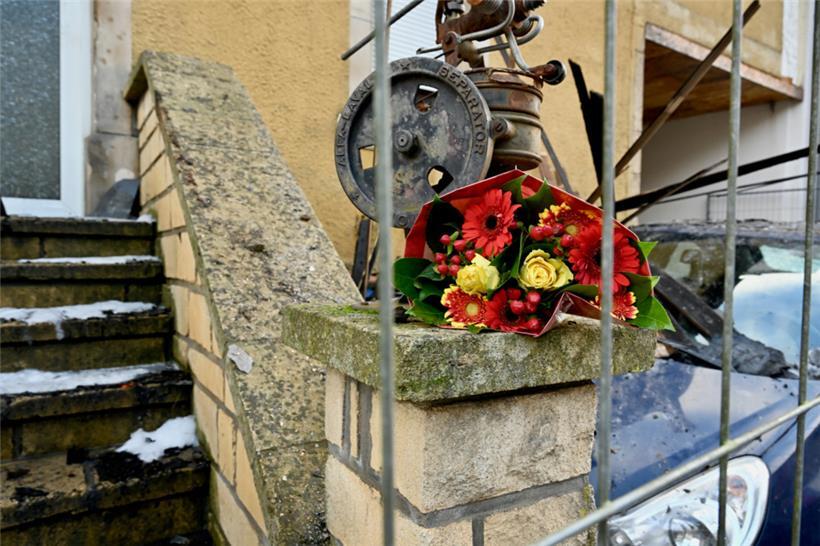 Ein Blumenstrauß lag am Mittwochmorgen vor der Tür des Hauses
