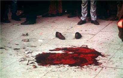 Ein Blutlache und ein Paar Halbschuhe markieren noch die Stelle, an der einer der Demonstranten vor 50 Jahren ums Leben kam – der Tag ging als „Bloody Sunday“ in die Geschichte des Nordirland-Konflikts ein
