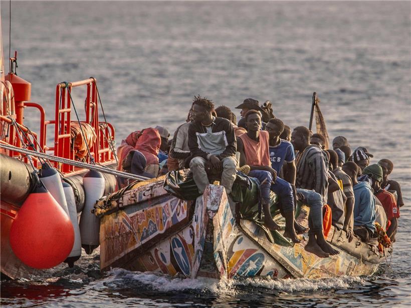 Boot aus Senegal mit Migranten im November 2024 im Hafen von El Hierro, Kanaren – Zuwanderung und spanische Wirtschaft