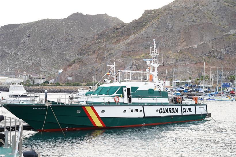 Ein Boot der „Guardia Civil“, das an der Suche nach den vermissten Mädchen beteiligt ist, liegt in einem Hafen von Teneriffa vor Anker
