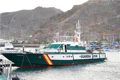 Ein Boot der „Guardia Civil“, das an der Suche nach den vermissten Mädchen beteiligt ist, liegt in einem Hafen von Teneriffa vor Anker
