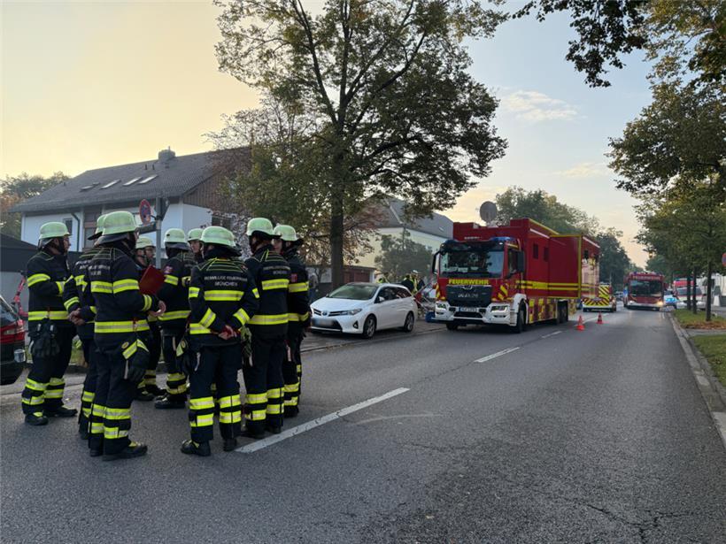  Ein Brand in einem Münchner Einfamilienhaus hat einen Großeinsatz von Polizei und Feuerwehr ausgelöst
