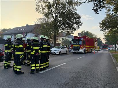  Ein Brand in einem Münchner Einfamilienhaus hat einen Großeinsatz von Polizei und Feuerwehr ausgelöst
