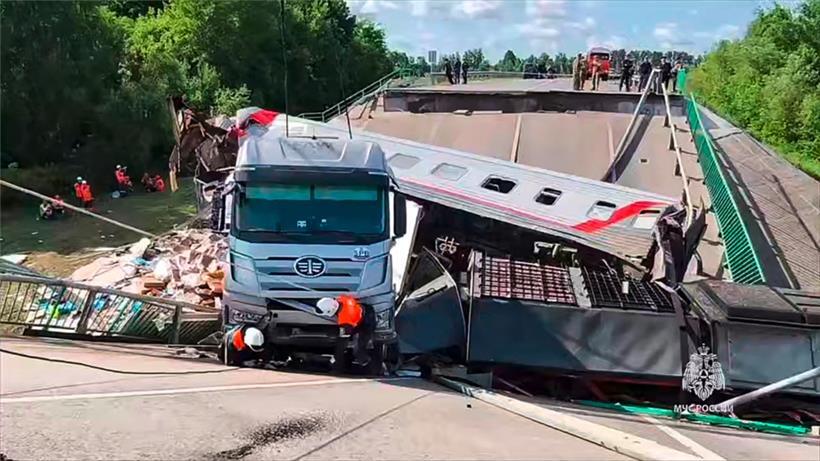 Ein Brückeneinsturz im Gebiet Brjansk ließ einen Passagierzug entgleisen und tötete sieben Menschen – russische Behörden sprechen von einem Terrorakt
