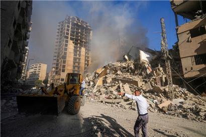 Ein Bulldozer arbeitet an der Stelle eines israelischen Luftangriffs in Dahiyeh in Beirut

