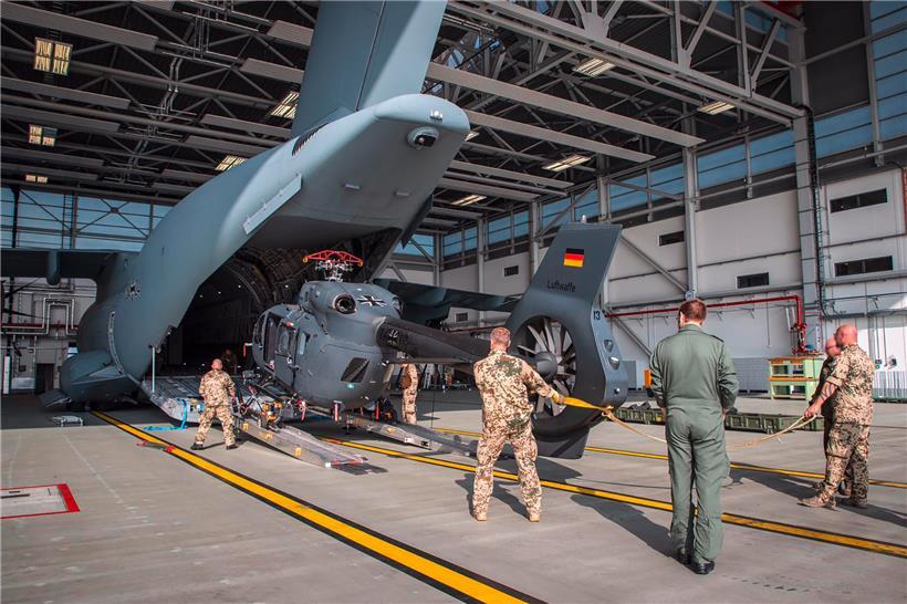 Ein Bundeswehr-Hubschrauber vom Typ H-145M wird in ein Transportflugzeug A400M verladen.
