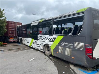 Ein Bus hatte am Freitagmorgen eine Verkehrsinsel im Pommerloch überfahren und kollidierte dabei mit einem stationierten LKW
