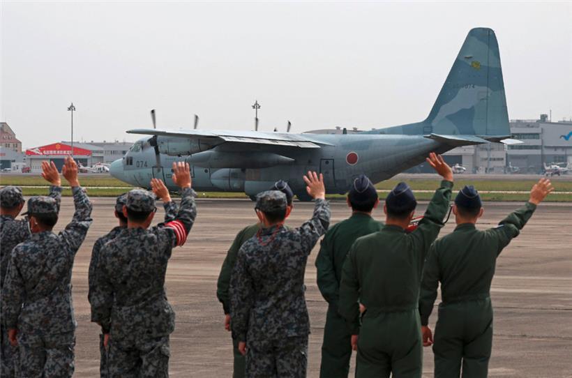 Ein C-130-Transportflugzeug der japanischen Luftverteidigungskräfte startet am 21. April 2023 auf dem Luftwaffenstützpunkt Komaki in der Präfektur Aichi zur Vorbereitung der Evakuierung japanischer Staatsangehöriger aus dem Sudan nach Dschibuti
